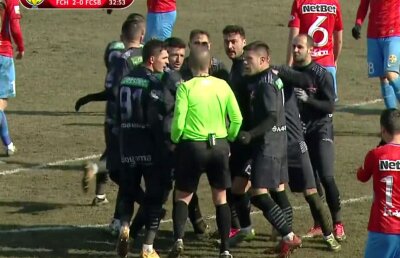 VIDEO + FOTO Momente tensionate în Hermannstadt - FCSB! Jucătorii gazdelor au sărit la arbitru după un penalty dictat pentru FCSB » Centralul a schimbat decizia