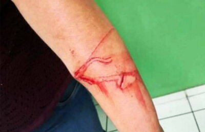 Un copil de 10 ani şi-a tăiat învăţătoarea cu cuţitul pentru că nu l-a lăsat la toaletă!