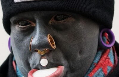 Așa ceva nu ai mai văzut. Obsedat de tatuaje, și-a tatuat și mutilat întreaga față