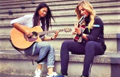 Chitară în loc de rachetă » O jucătoare de top 40 a devenit solista și chitarista trupei The Mad Era 