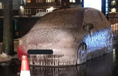 FOTO Fotografii spectaculoase! O maşină a îngheţat complet