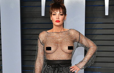 GALERIE FOTO A apărut pe covorul roşu în sânii goi! Toate privirile au fost ațintite asupra ei