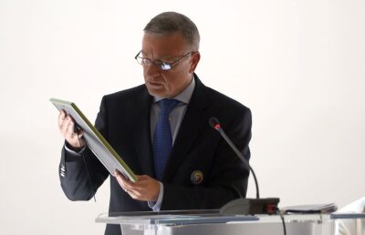 Iohannis a cheltuit într-un an întreg 15% din prețul ceasului primit de Mircea Sandu! FIFA și CIO sancționează și ele cadourile pentru oficiali