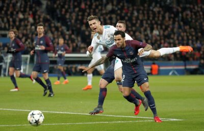 După ce a fost acuzat că şi-ar fi şters nasul de tricoul lui Ronaldo, Dani Alves a reacţionat vehement: "Voi lăsa aceste nonsensuri pentru fraieri"