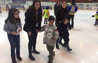 GALERIE FOTO Gest impresionant » Junioara care a adus apă în curtea unei familii greu încercată de soartă din Brașov