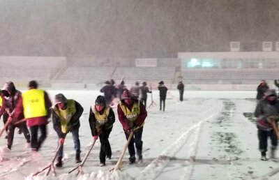 FOTO » Imagini apocaliptice la Botoșani » Ninge abundent, iar meciul cu Dinamo a fost amânat!