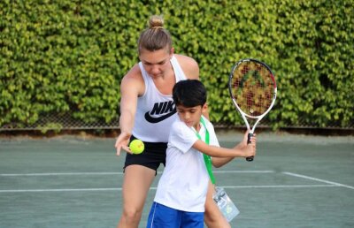 SIMONA HALEP LA MIAMI. VIDEO + FOTO Simona Halep față-n față cu Serena Williams » Halep, lovită cu mingea de americancă