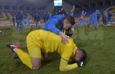 FOTO Lacrimile care ne dau speranțe! Imaginile surprinse după thrillerul de la Ploiești arată cât suflet pun tricolorii