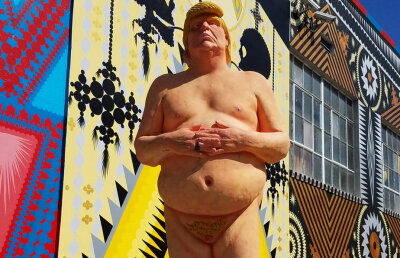 A apărut statuia cu Donald Trump dezbrăcat. Uite cât trebuie să plătești ca să o ai!