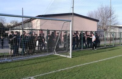 VIDEO Imagini tari din Ghencea » Ultrașii Stelei din Liga a 4-a, alături de o echipă din prima ligă : "SUD-ul este mereu cu tine!"