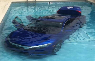 FOTO & VIDEO I-a căzut mașina în piscină... din neatenție!