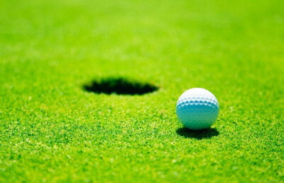 VIDEO Un bărbat a fost surprins în timp ce făcea sex cu... o gaură de golf!