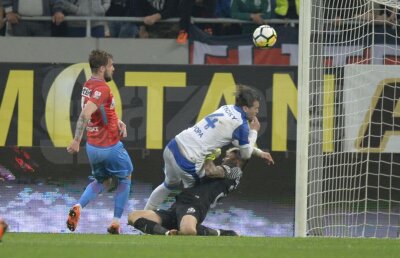 VIDEO + FOTO Ciocnire violentă în finalul primei reprize la FCSB - Craiova! Ambulanța a intervenit de urgență! Se impunea cartonașul roșu?