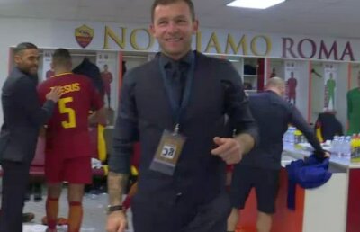 VIDEO Imagini superbe din vestiarul Romei după calificare: Totti și Lobonț s-au prins în horă