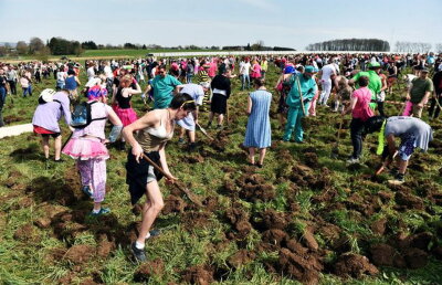 GALERIE FOTO Căutarea de "comori" sexuale, cel mai ciudat eveniment din acest an