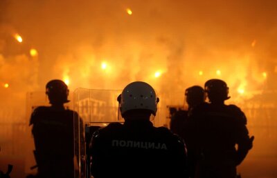 VIDEO+FOTO Nebunie totală în tribune la Steaua Roșie - Partizan 2-1 » Pumni, sânge și torțe