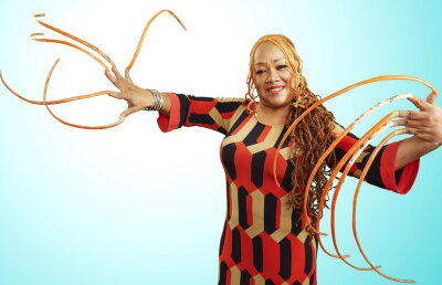 VIDEO Faceți cunoștință cu femeia care are cele mai lungi unghii din lume. E incredibil cum arată!