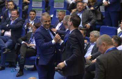 Comentariu de Dan Udrea » Vulpile cenuşii din spatele Vulpiţelor galbene!