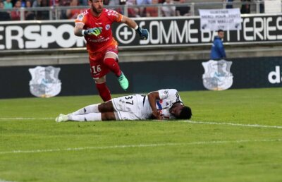 Momente înspăimântătoare în Franța » Gakpé, inconștient după ce-a fost lovit de portarul advers!