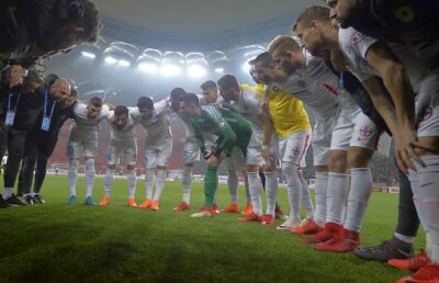 FOTO Indisciplină la FCSB? Cine e stelistul surprins de paparazzi consumând alcool 