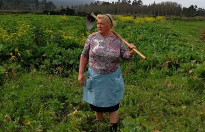 Fotografia care pare ireală. O femeie seamănă identic cu Donald Trump!