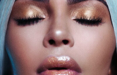 GALERIE FOTO Kim Kardashian, dezbrăcată complet în cel mai nou pictorial