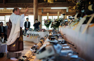 Culmea funeraliilor! Slujbă pentru câinii-roboți ieșiți din uz