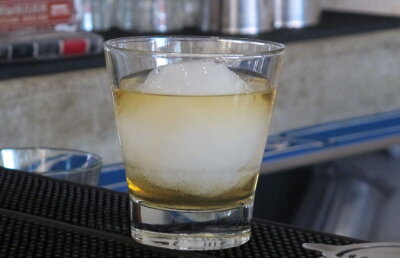 Veste bună pentru băutorii de alcool: japonezii pot face băuturi din lemn!