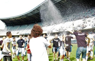 FOTO Spectacol la Cluj: Universitatea a promovat în Liga 2-a » Fanii au invadat terenul și au deschis șampania