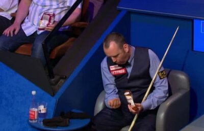 John Higgins - Mark Williams, finala de la CM de snooker: două sesiuni electrizante și un scor surprinzător + imagine fabuloasă: Williams a lăsat mască un fan din tribune: "Dă-mi și mie"