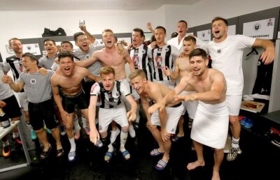 VIDEO+FOTO Sărbătoare nebună după promovarea lui U Cluj + Ardelenii au făcut primele transferuri pentru Liga 2