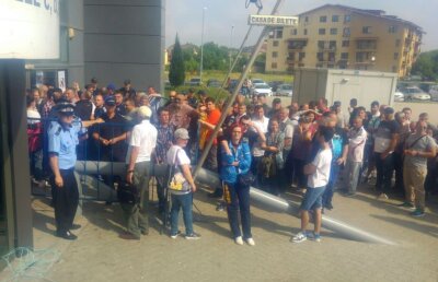 VIDEO + FOTO Scandal în Bănie înaintea returului finalei Cupei EHF! 1.000 de oameni stau de aseară la coadă și acuză manevre cu biletele