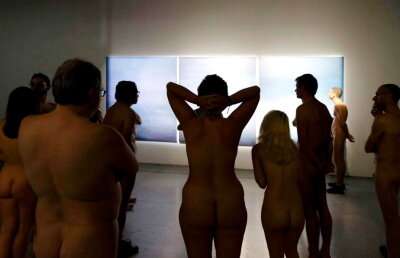 GALERIE FOTO Fotografii din muzeul care a permis accesul vizitatorilor complet goi