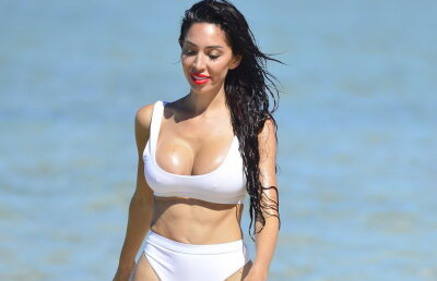 GALERIE FOTO Atmosferă incendiară la plajă. Bruneta asta te face să-ţi pierzi minţile!