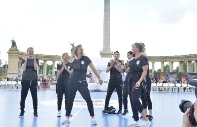 UPDATE // VIDEO + FOTO de la Budapesta » Imagini SAVUROASE cu Cristina Neagu și Bella Gullden în rolurile principale :)