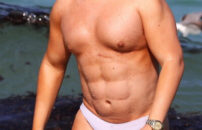 FOTO Imagini scandaloase. Un bărbat foarte cunoscut, în cadă cu un alt bărbat