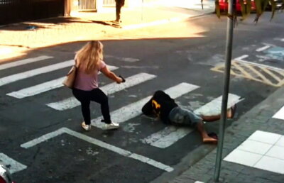 VIDEO O femeie a oprit atacul armat din faţa unei şcoli » Imaginile au fost impresionante!