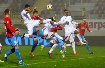 EXCLUSIV Scandal incredibil! Un jucător din play-off ar fi furat din buzunarele coechipierilor și le-a fotocopiat cardurile, după care a încercat să cumpere ceasuri de 4000 de euro și haine de firmă!