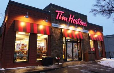 VIDEO O femeie s-a certat cu anagajații unui restaurant. Ce a urmat e desprins din cele mai urâte filme!