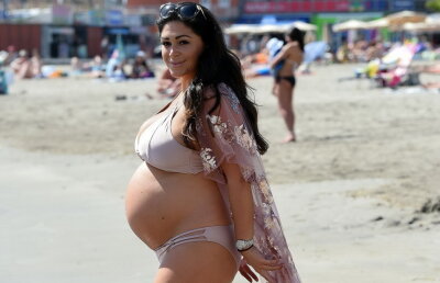 GALERIE FOTO Ea e cea mai sexy gravidă a momentului. A pozat complet dezbrăcată!