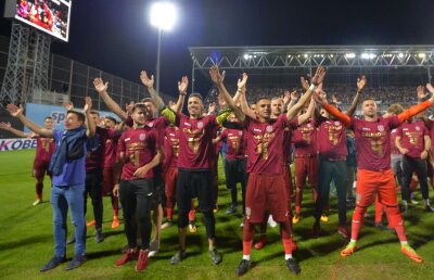 VIDEO EXCLUSIV Gestul superb al lui Kevin Boli în timp ce colegii săi făceau turul stadionului cu trofeul!