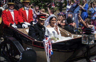 FOTO Nunta de la Windsor a dat idei obraznice. Au apărut prezervativele "regale"