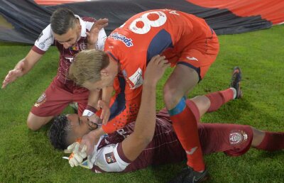 CFR CLUJ CAMPIOANĂ // Dezvăluiri neștiute din vestiarul lui CFR: "Împărțeam primele cu ei. Asta a făcut diferența"
