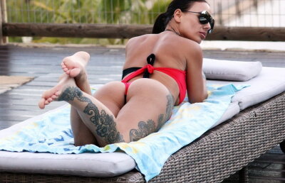 GALERIE FOTO Demenţială în cel mai sexy costum de baie. Un fotomodel de top face ravagii în Marbella