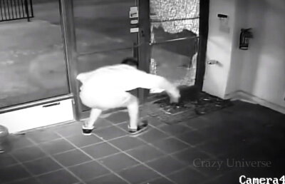 VIDEO Au vrut să comită jaful vieții, însă rezultatul a fost de tot râsul!