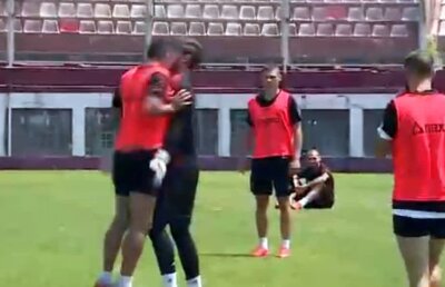 FOTO Bătaie la antrenamentul Rapidului » Doi jucători s-au încăierat în fața antrenorului