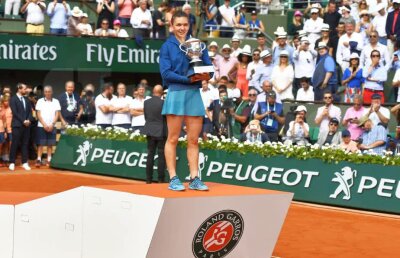 SIMONA HALEP A CÂȘTIGAT ROLAND GARROS // Corespondență de la Paris » VIDEO Ce nu s-a văzut la TV » Gestul făcut de Stephens către Halep înainte să ridice trofeul