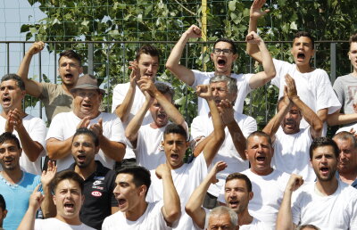 Singureni împotriva tuturor: De la miting la "PSD, PSD", "Sex on the beach" și duel cu Rapid pentru Liga a 3-a în 18 ore