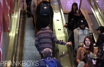 VIDEO A mângâiat pe mâini bărbați străini, în mall. Reacțiile au amuzat tot internetul!