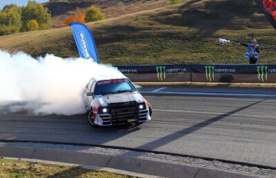 Caii putere se mută pe munte: piloți din patru țări se duelează pe Transalpina în etapa a treia din Campionatul Național de Drift